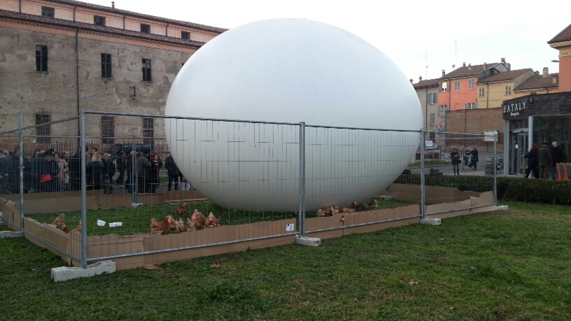 L'uovo-favola di Bertuzzi alla città. "Ora mi dedico alla nebbia e alle stelle"