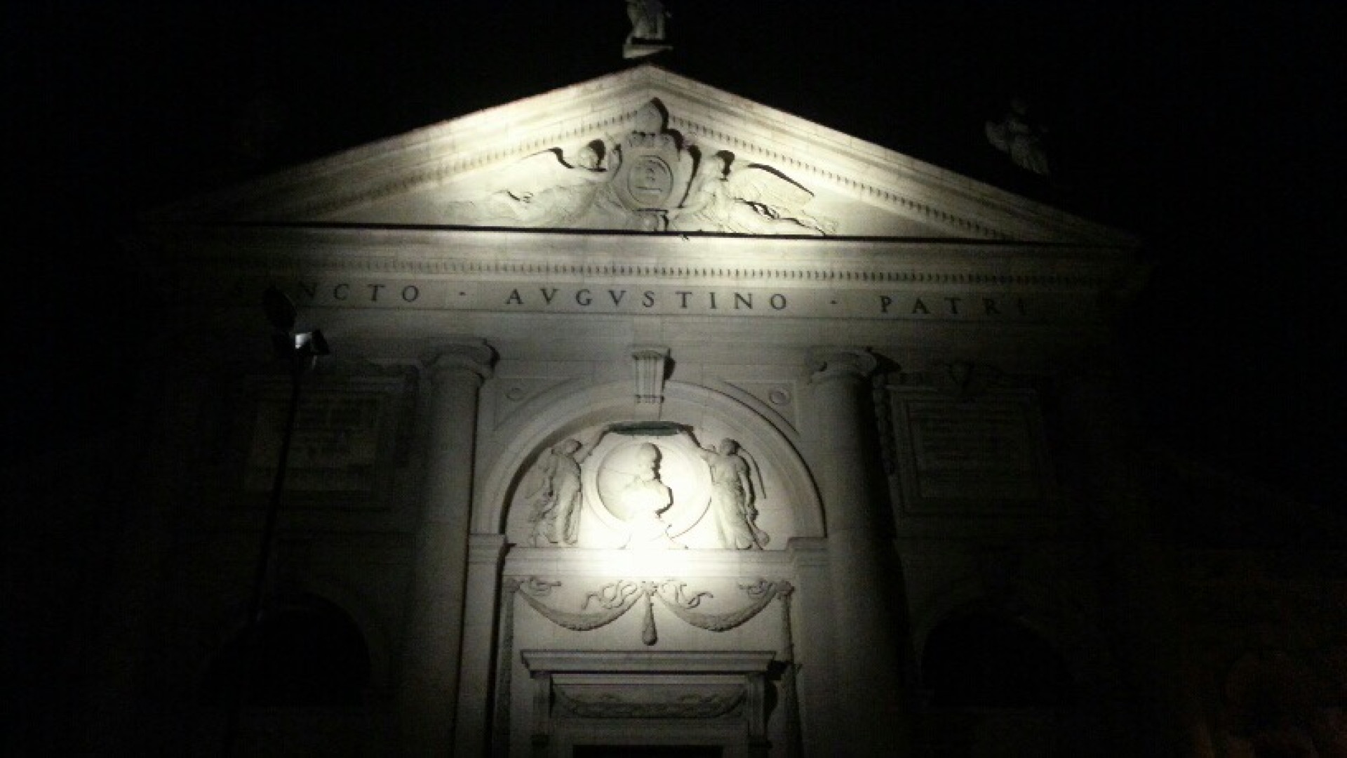 Sant'Agostino. Reggi alle prove tecniche per l'illuminazione esterna