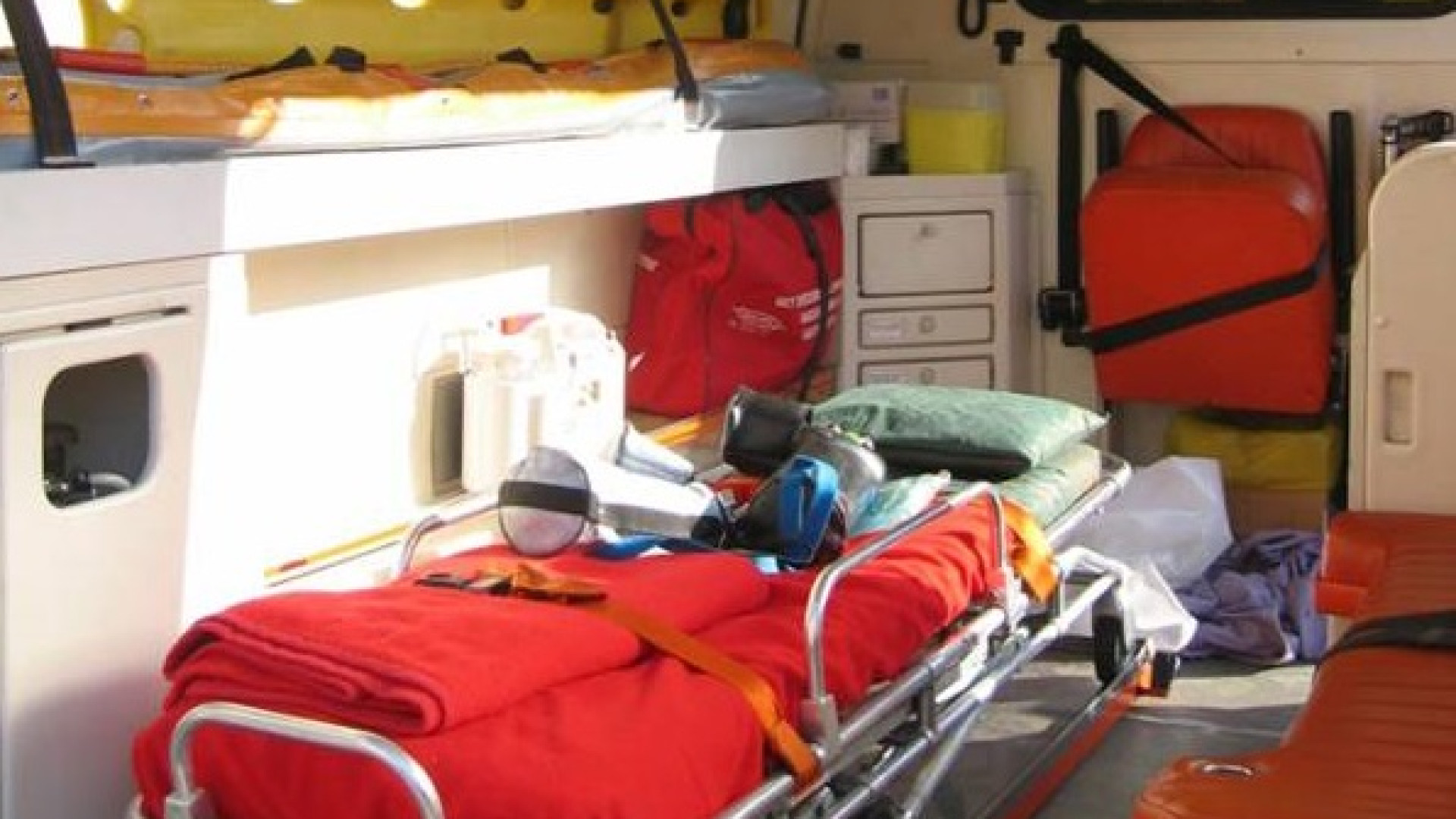 Incidente sul lavoro, operaio urtato da un camion: trasportato in ospedale
