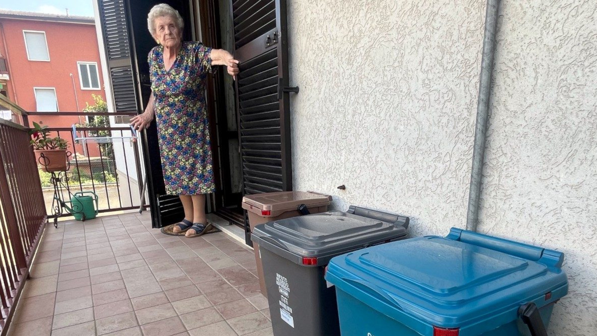 Agnese, 85 anni e i nuovi bidoni dei rifiuti: "Fatico a camminare, come faccio?"