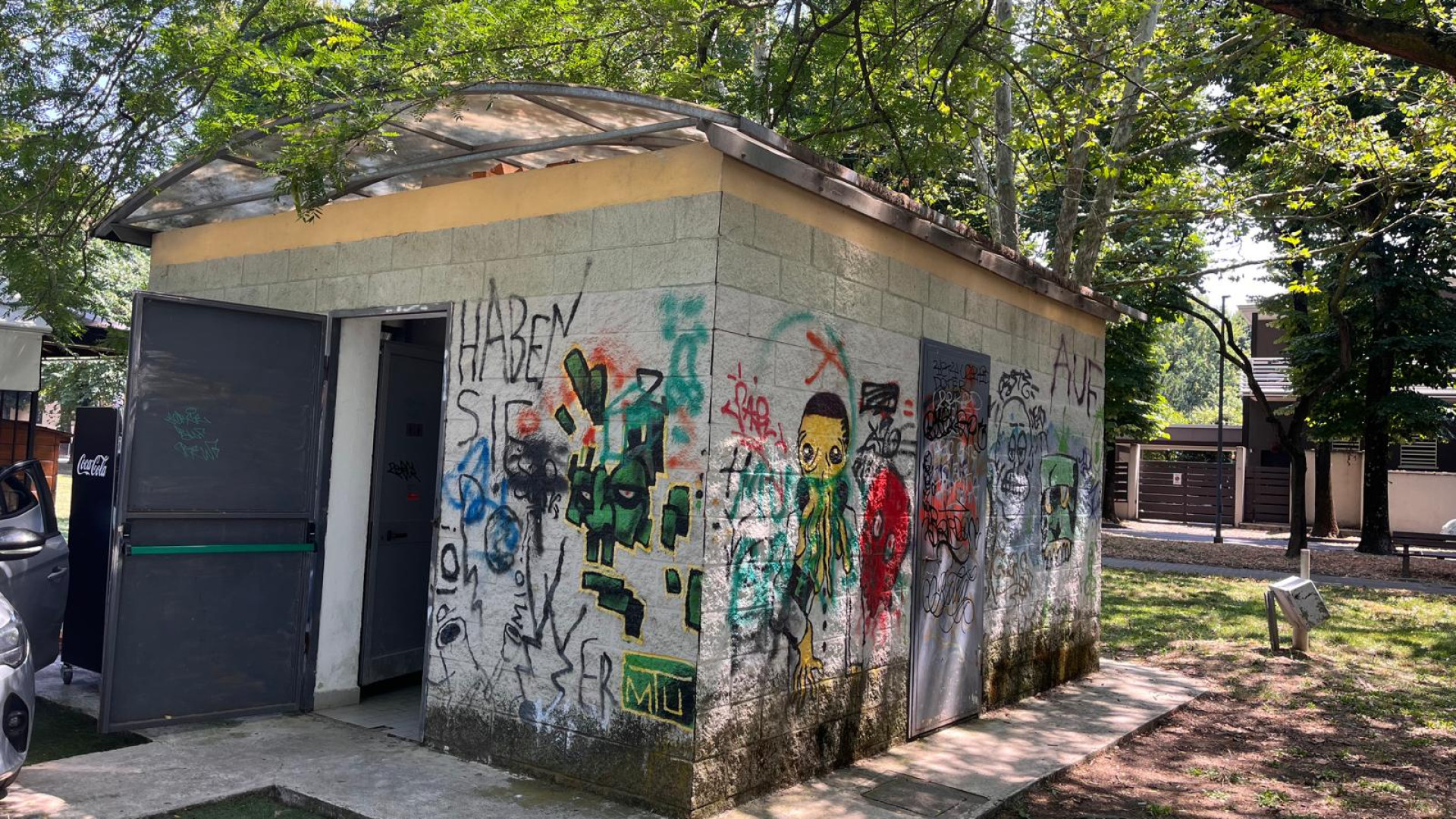 "Bagni pubblici ridotti a latrina nel giardino di via Emmanueli": la segnalazione