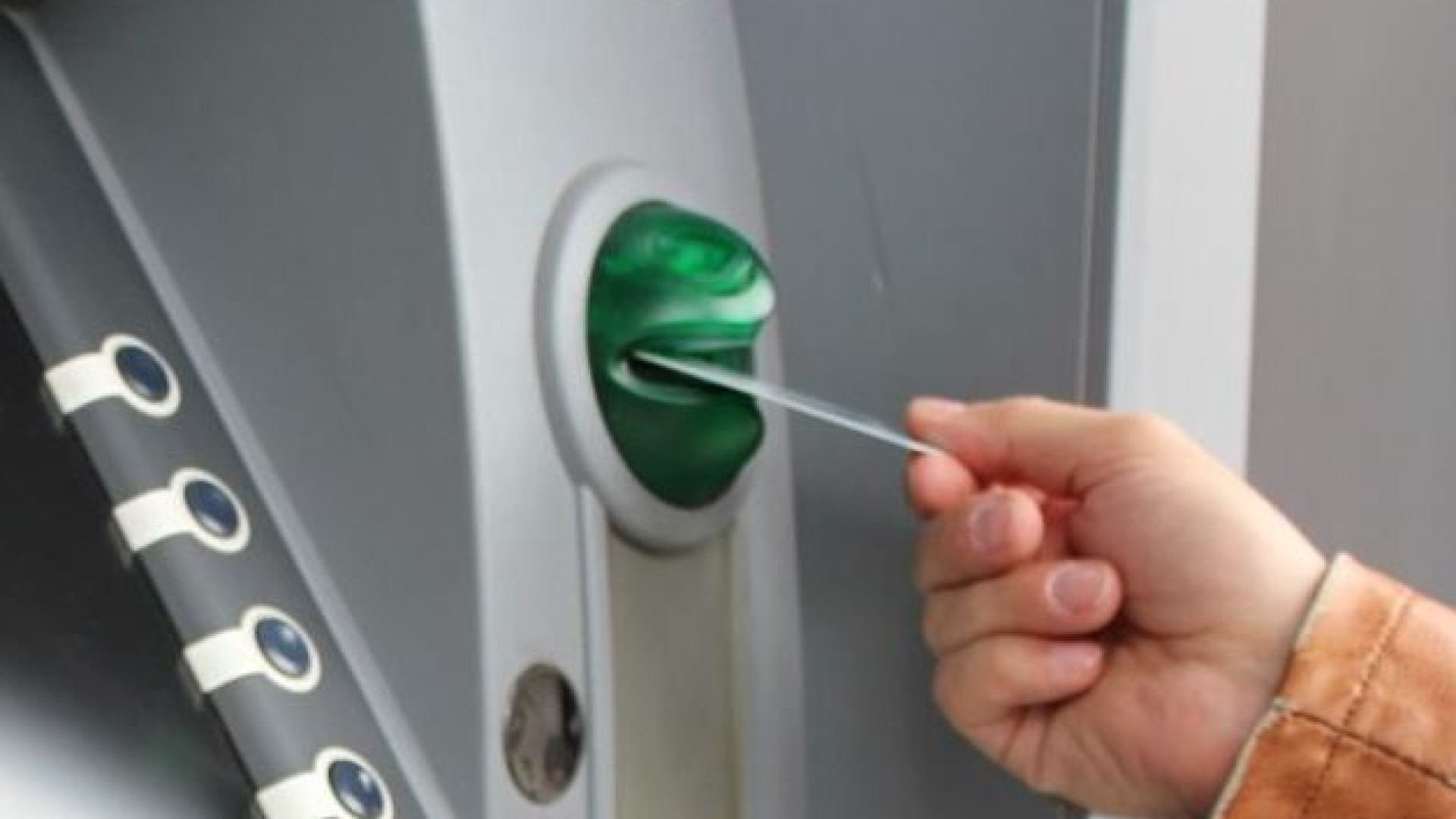 Prelievi illeciti per 400 euro con il bancomat del padre: denunciato 19enne