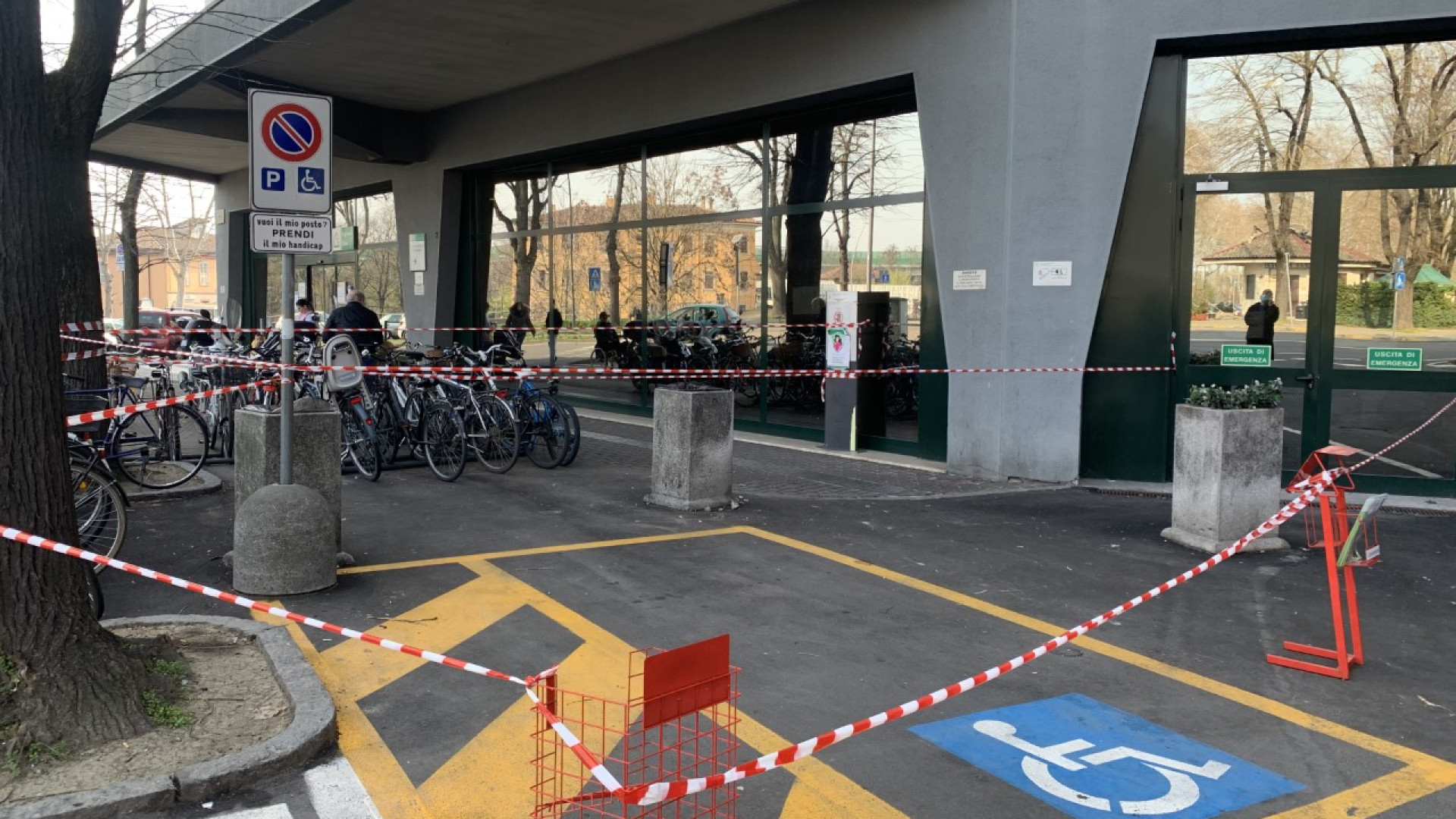 Caduta calcinacci dalla sede dell'Ausl di piazzale Milano, area transennata