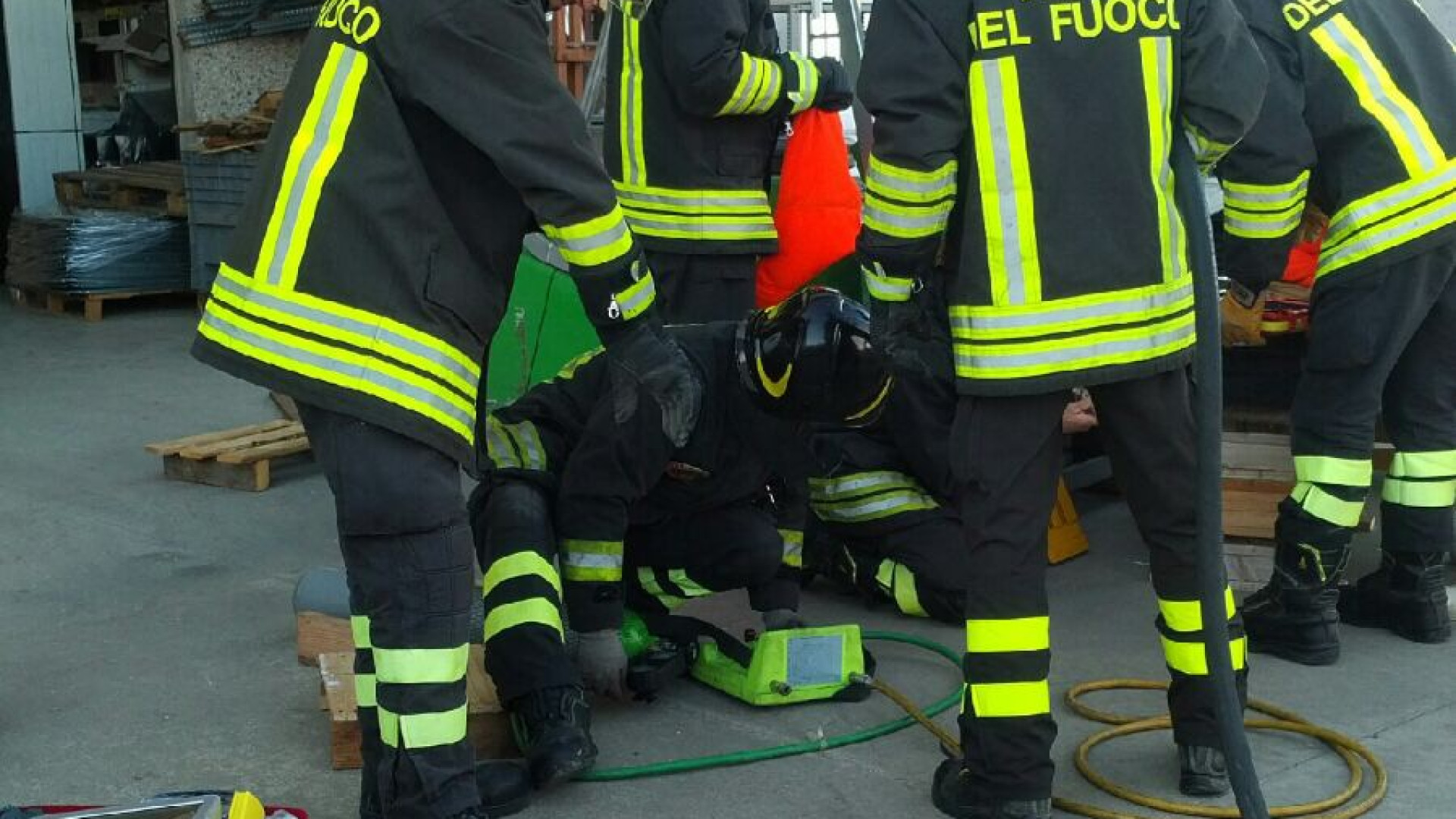 Infilzato da un muletto ad una gamba: è fuori pericolo l'operaio 47enne