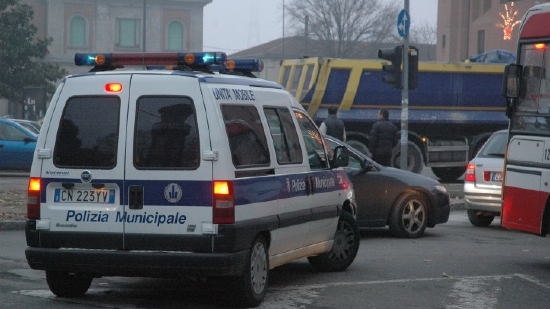 La Municipale gli intima l’alt, 60enne si chiude in auto con una mazza di legno