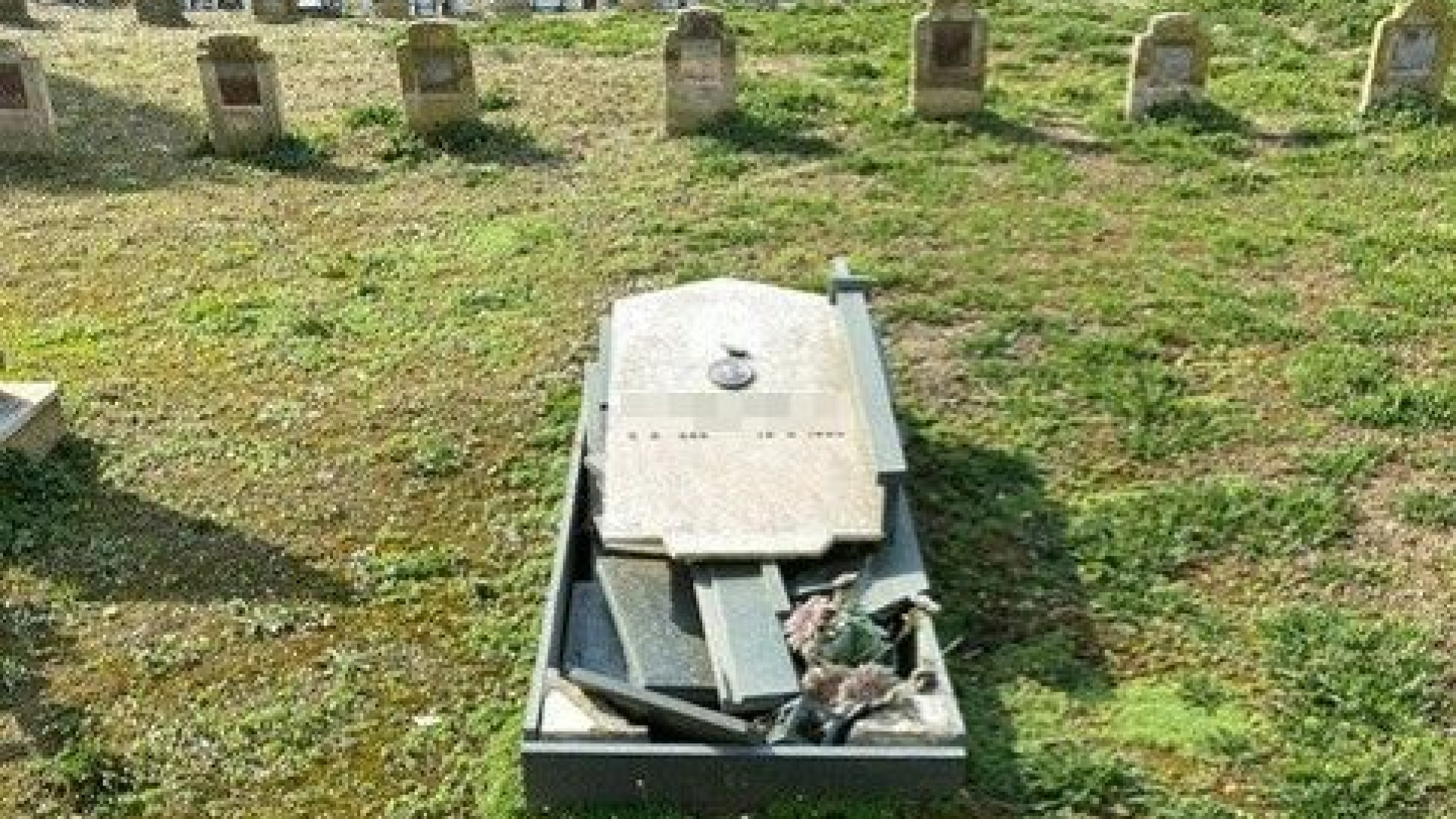 Tombe sprofondate e degrado al cimitero di Mortizza