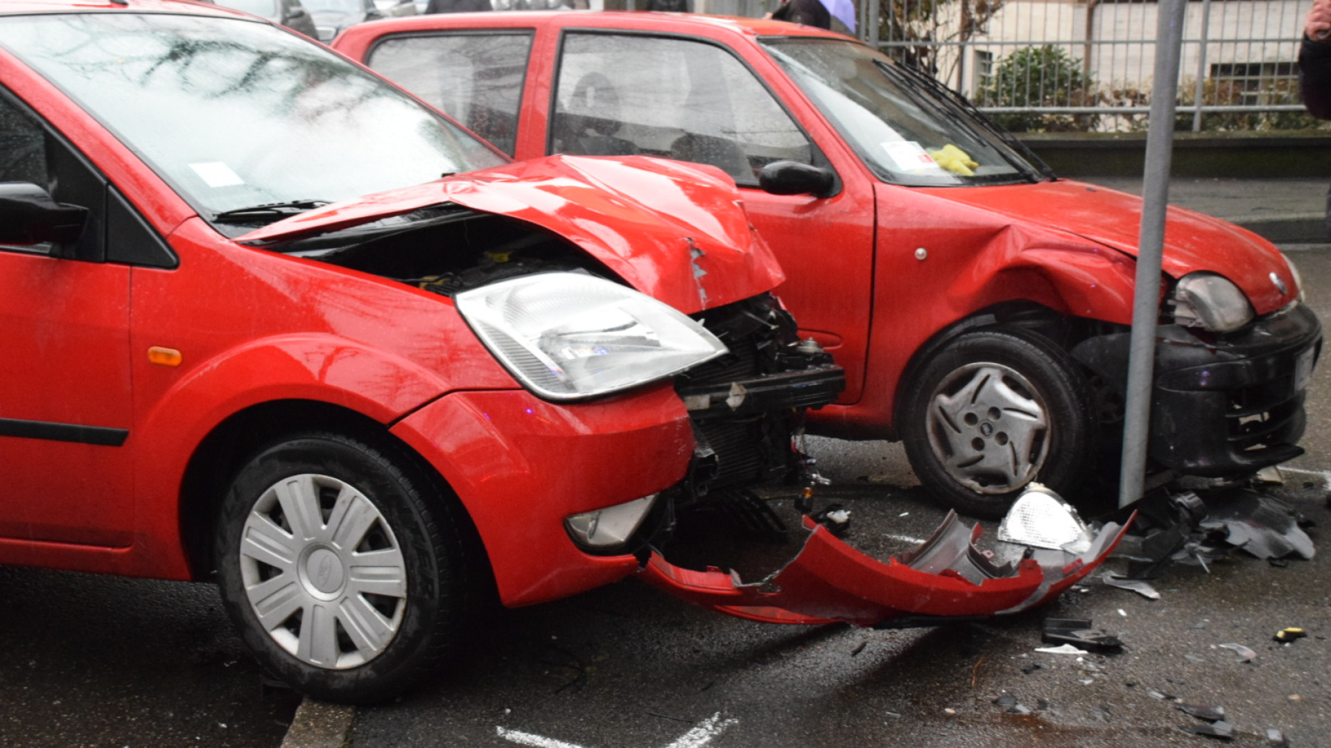 Scontro tra due auto all'incrocio, un ferito trasportato all'ospedale