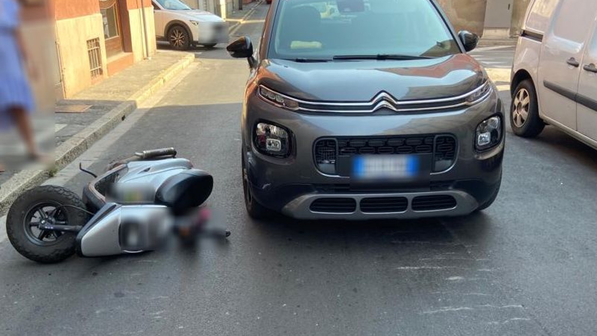 Incidente in via San Bartolomeo: ragazzino in scooter urtato da un'auto