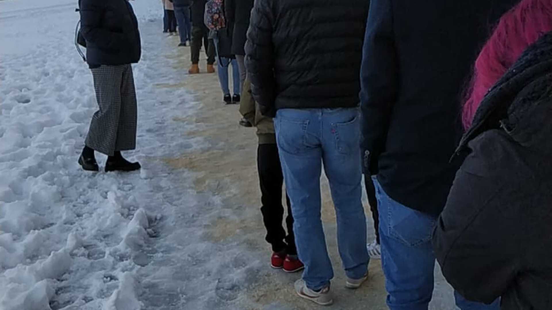 Cittadini protestano: "Coda per i tamponi su ghiaccio e neve"