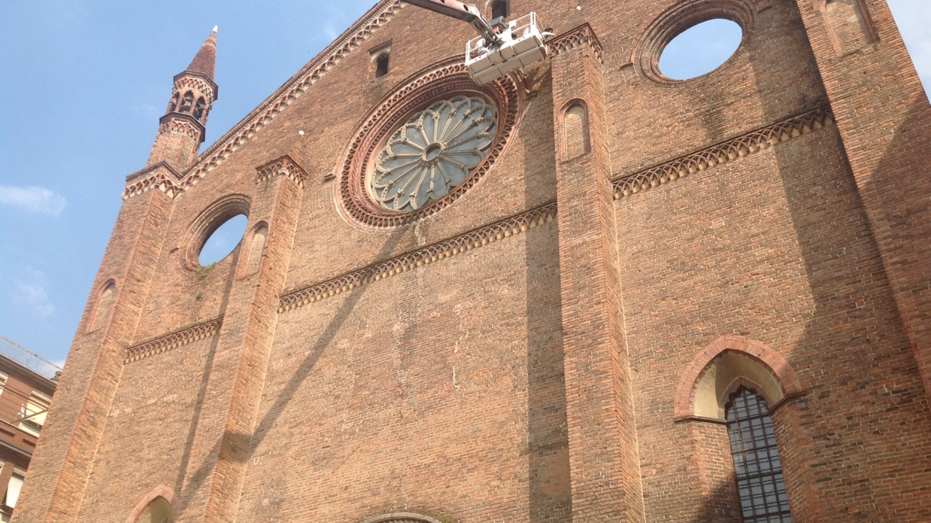 Calcinacci dalla chiesa di San Francesco. Commercianti infuriati