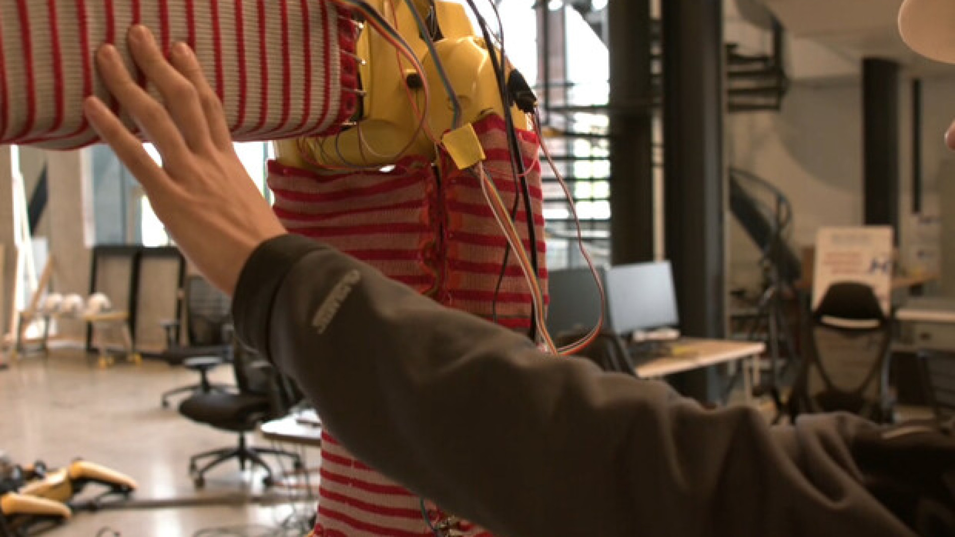 Realizzato maglione hi-tech che consente anche i robot di sentire carezze e urti