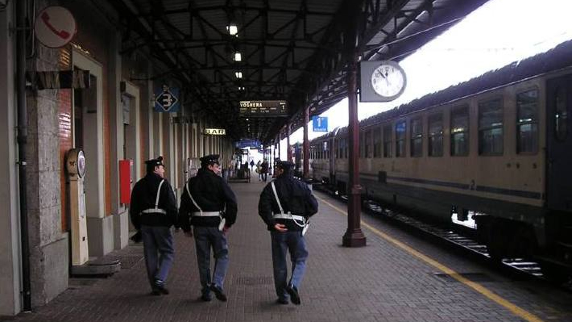 Infrange una vetrina e ruba a Rimini, giovane arrestato a Piacenza