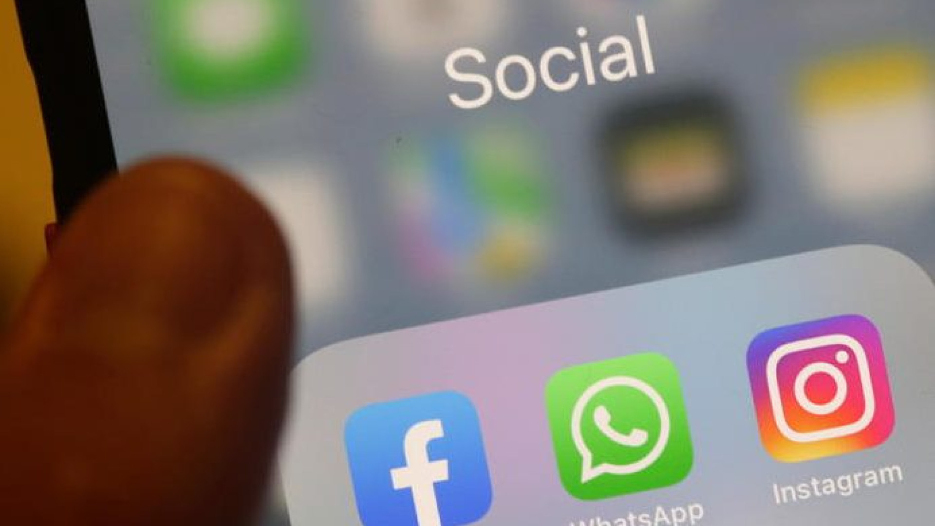 Usare i social prima di dormire fa perdere una notte di sonno alla settimana