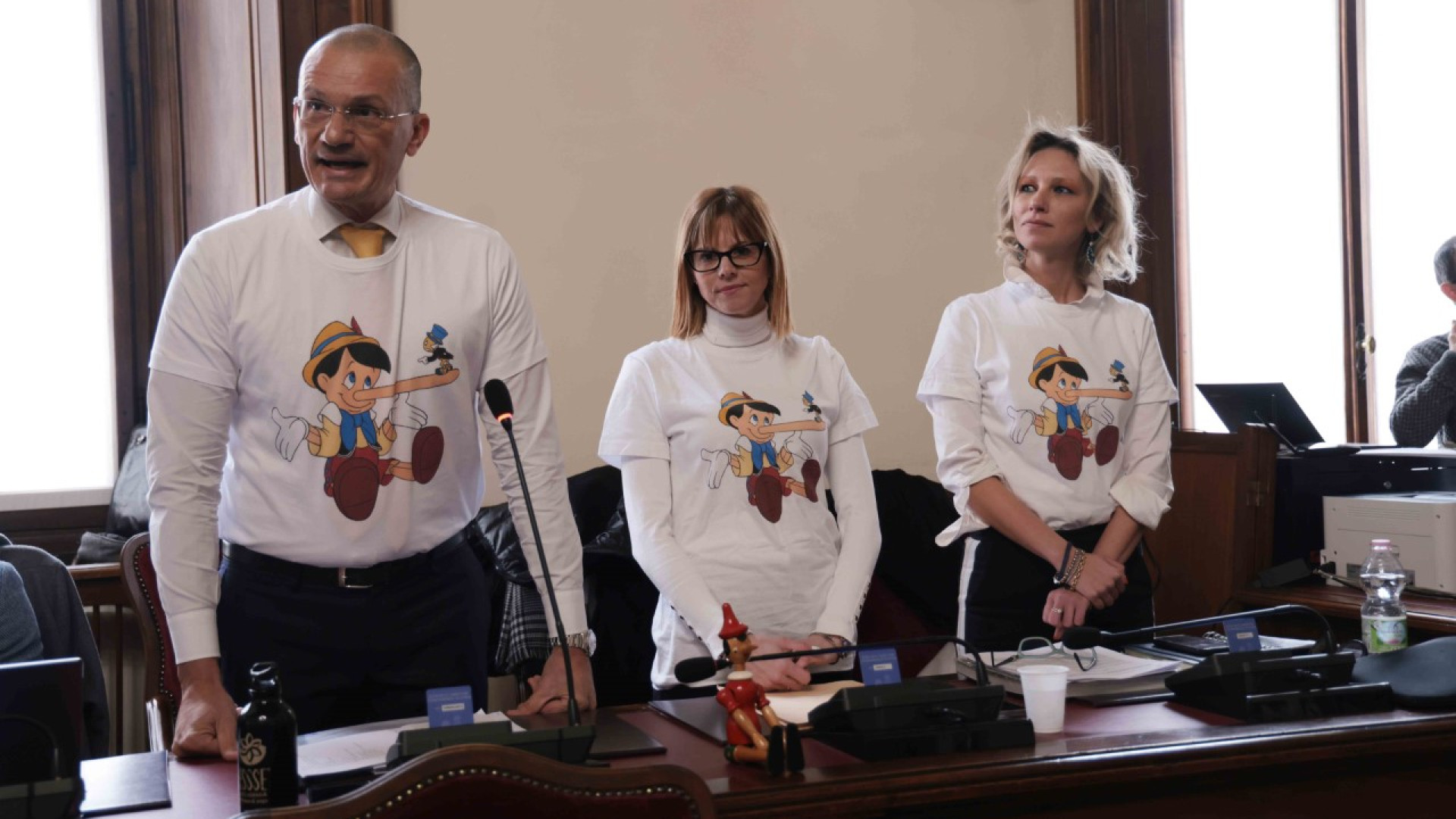In consiglio l’aumento Irpef: “Coraggio politico”. FdI protesta con Pinocchio