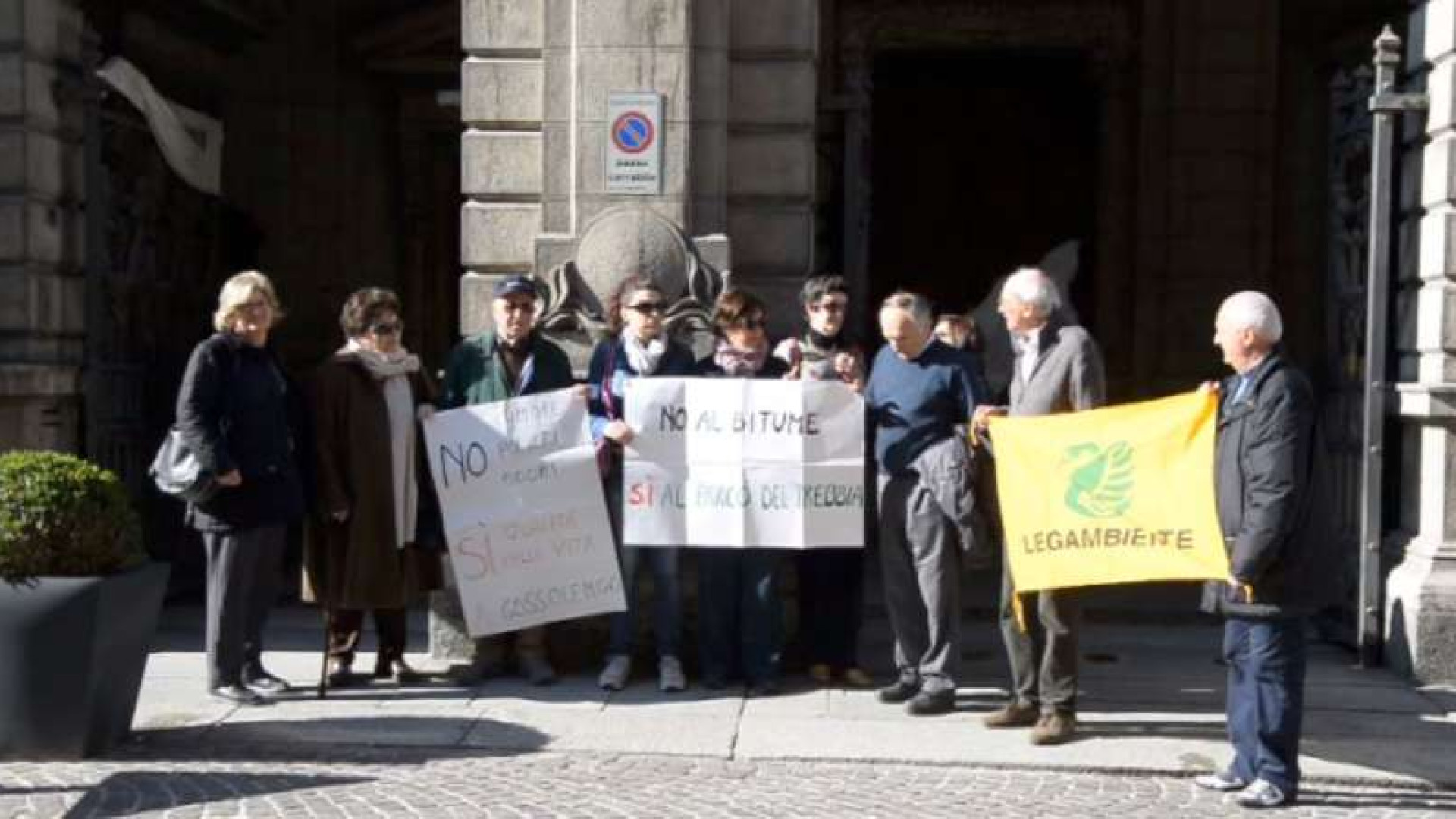 “No al bitume, sì al parco”, consegnate le firme: sono quasi 1300