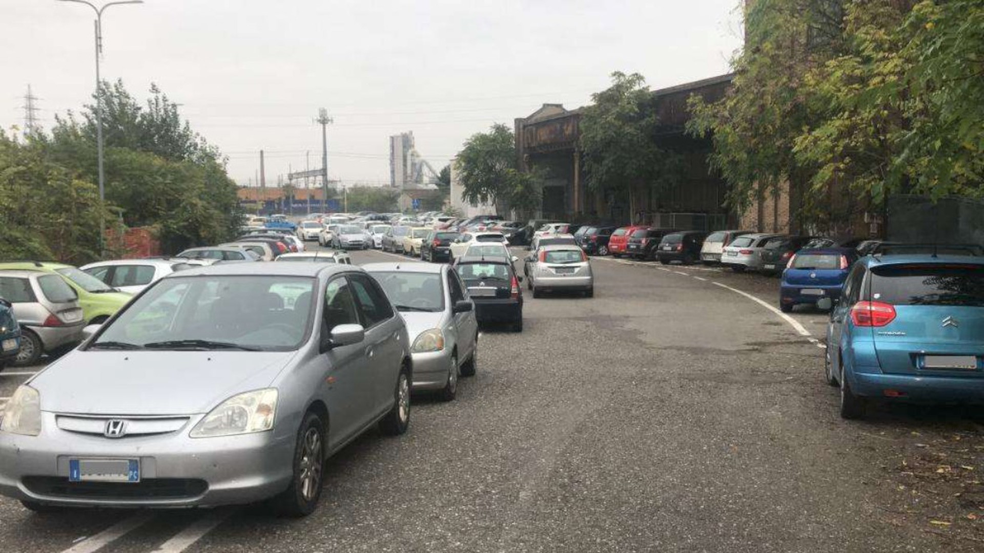 "Nei parcheggi della stazione regna il caos, ma al Comune non interessa"