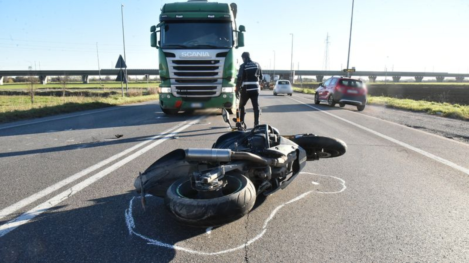 Scontro tra camion e moto: centauro compie volo di alcuni metri, grave