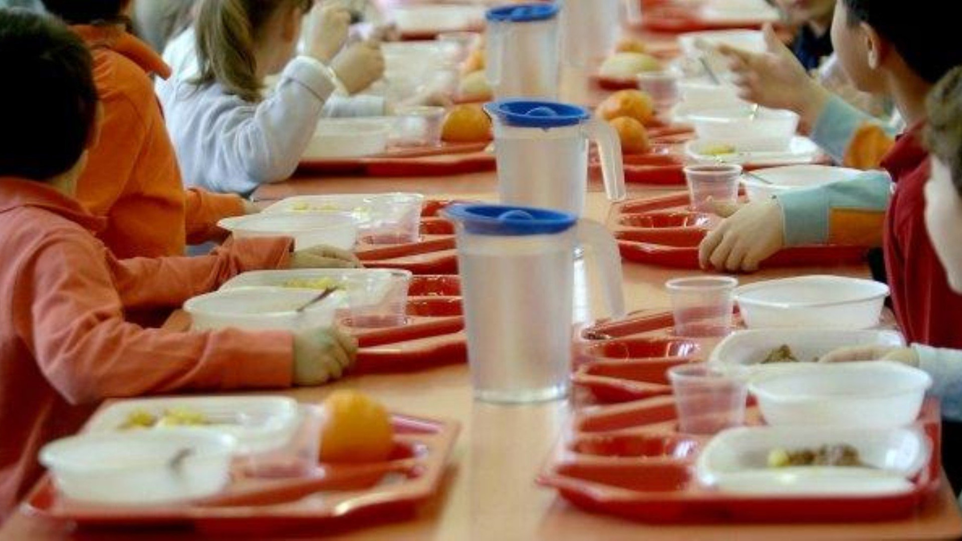 L'insegnante lo rimprovera in mensa e l'alunno di otto anni afferra il coltello