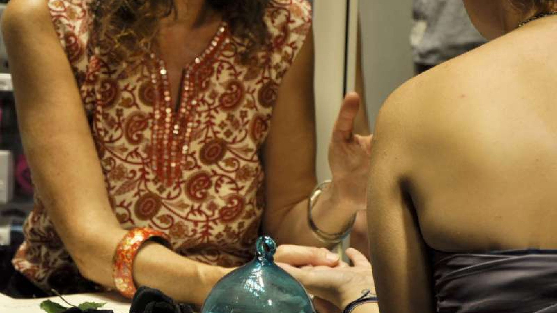 "Ti svelo il futuro" e intanto sfila l'orologio. Denunciata finta maga