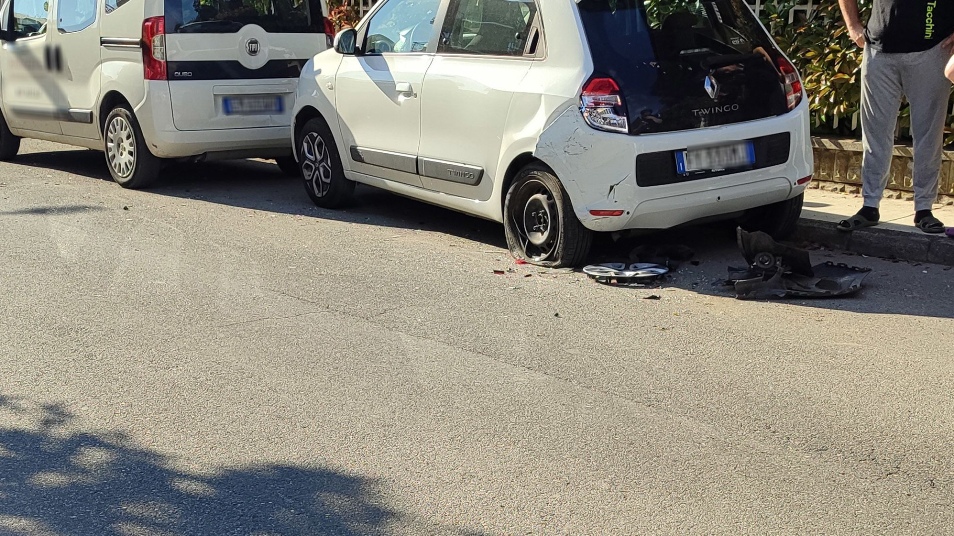 A folle velocità distrugge alcune auto in sosta e fugge: trovato seguendo i detriti