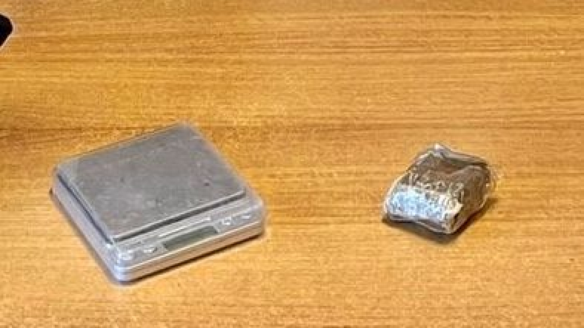 Fiorenzuola, panetto di hashish scoperto all’interno di un cortile scolastico