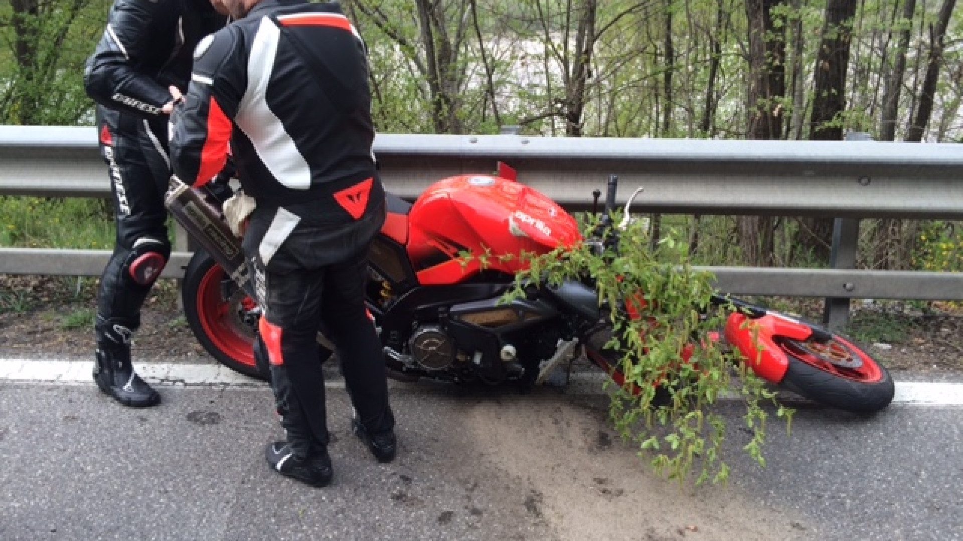 SS45, sbanda con la moto per evitare un capriolo. Altra caduta a Quadrelli