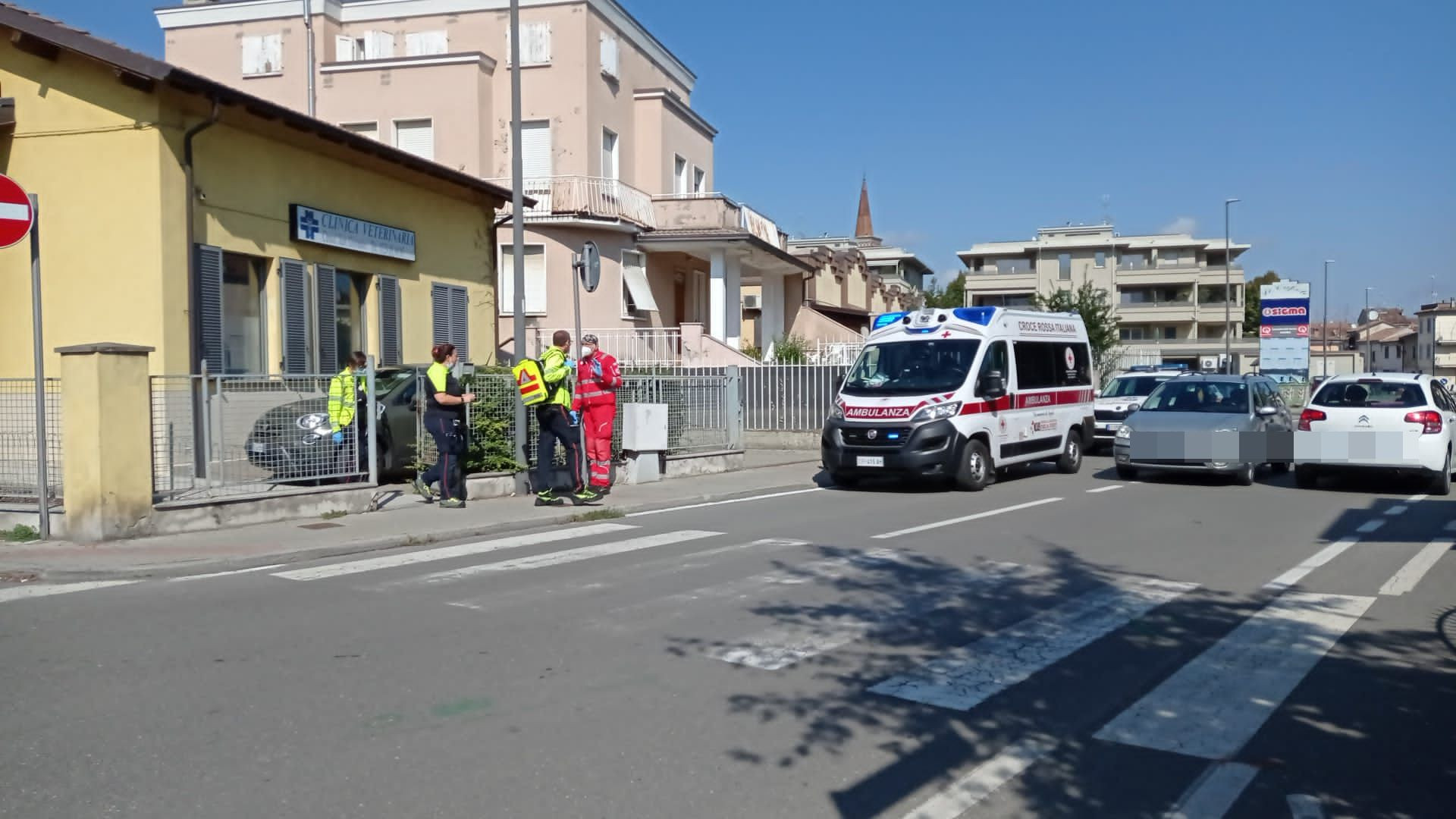 Bambino urtato da un'auto a Castel San Giovanni. Vigili e sanitari sul posto