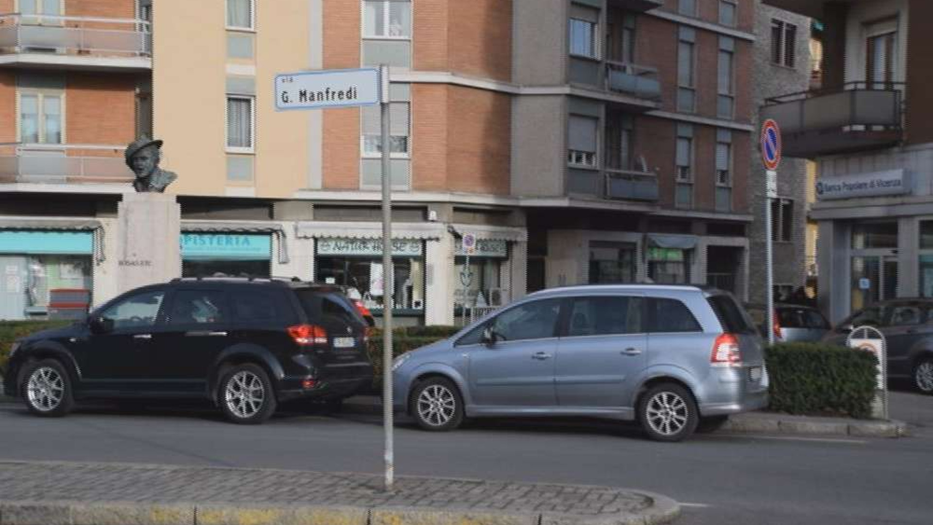 Piazzale Medaglie d’Oro: “La sosta selvaggia ostacolo quotidiano”