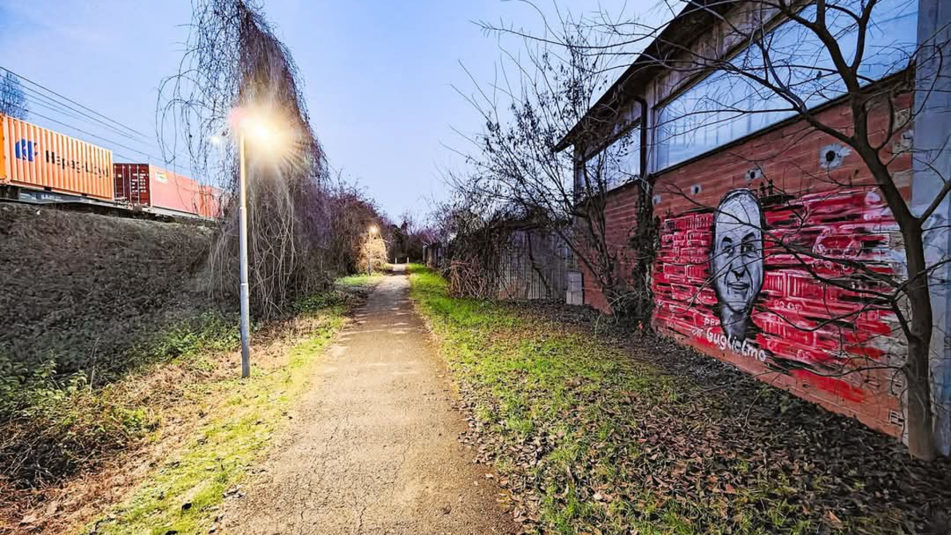 A pochi metri dal luogo dell’incidente il ritratto del macchinista Maiello