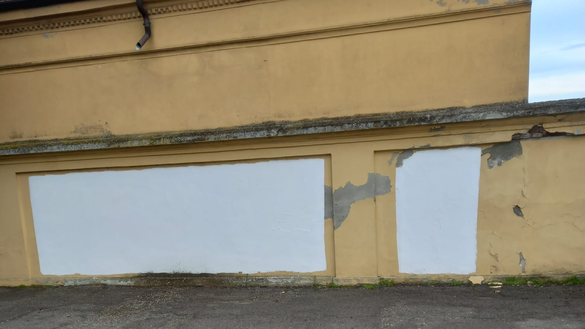 Vandali imbrattano cimitero di Mucinasso, gli addetti intervengono: pareti ripulite