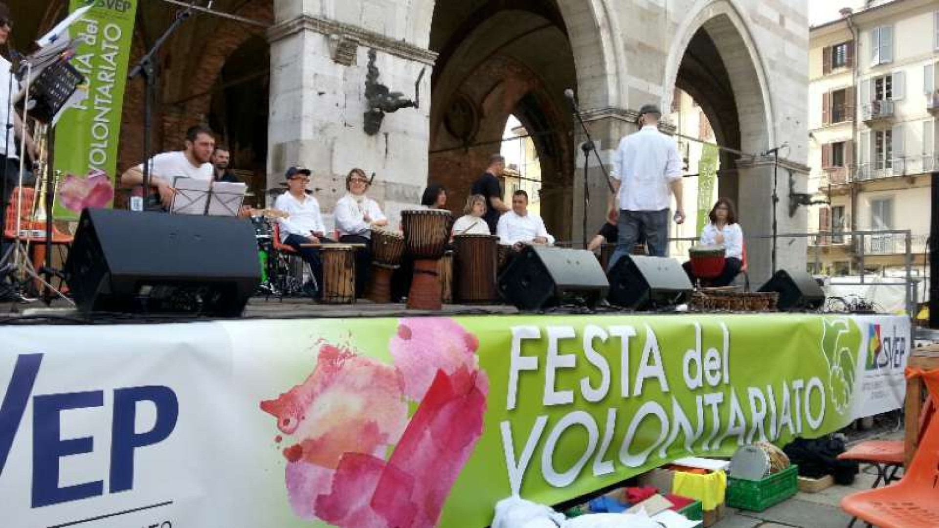 Festa del volontariato. Stand di musica e danza in Piazza Cavalli