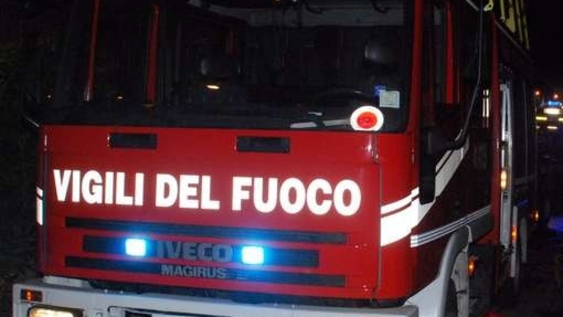 Rottofreno: finisce con l'auto nel canale, 40enne liberato dai vigili del fuoco
