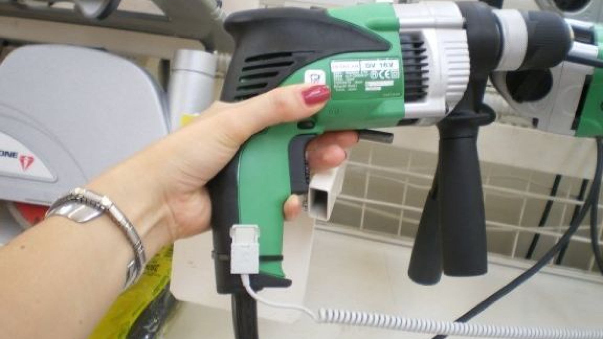 Rubano al supermercato, 3 arresti. Con loro c'era un minore