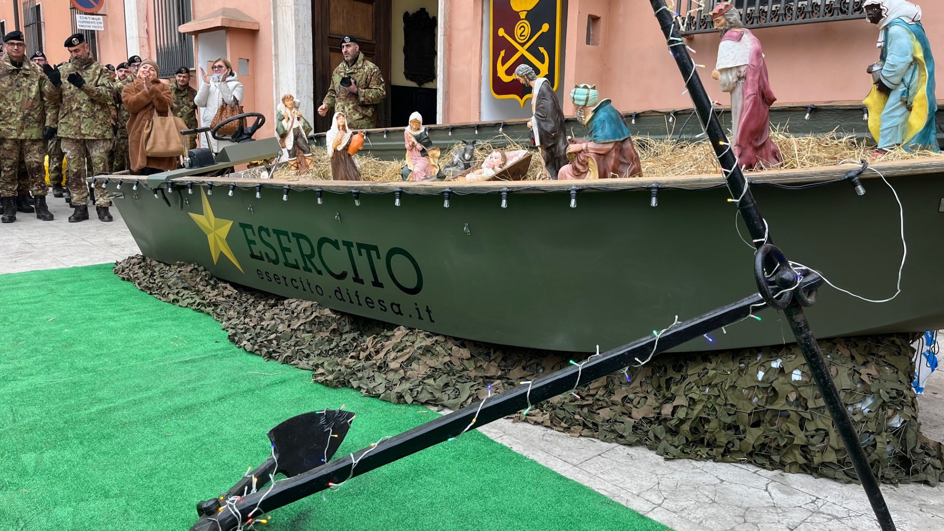 Natale al Genio pontieri, inaugurato il presepe nella barca davanti alla caserma