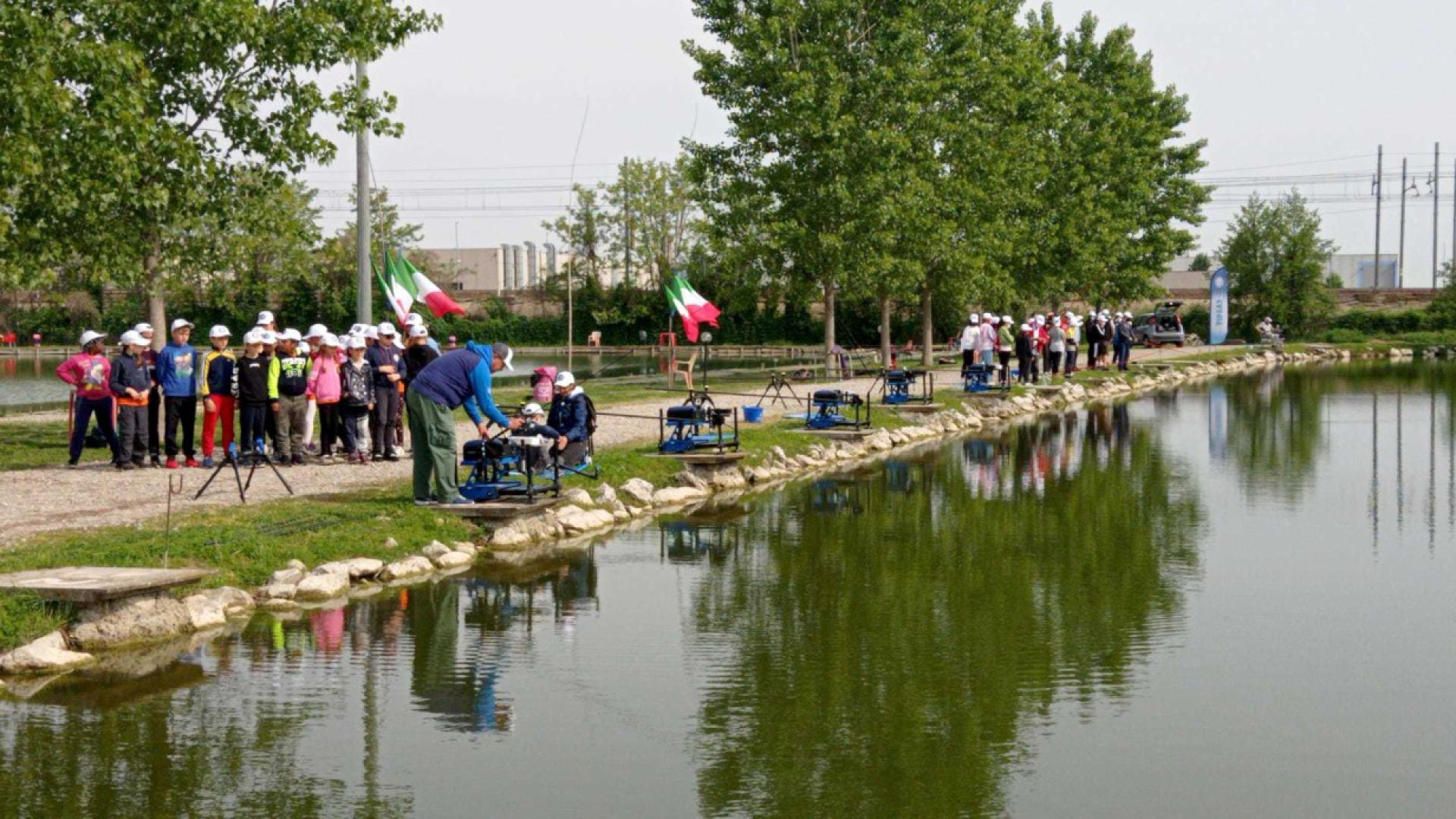 Pesca sportiva per bambini, duecento alunni a lezione dagli istruttori Fipsas