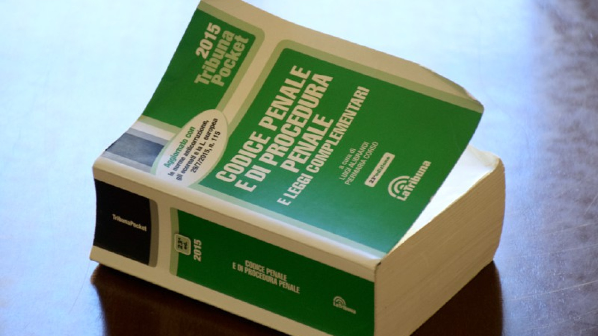 Perde la testa per la postina, la bacia e la palpeggia: condannato