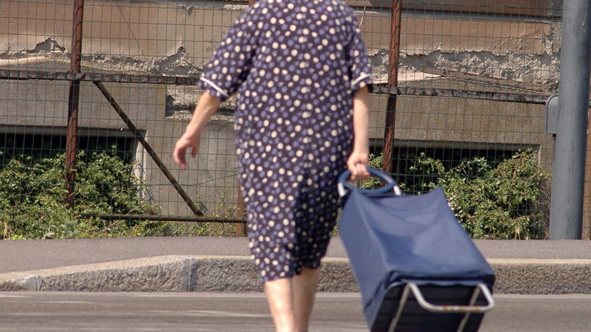 "La aiutiamo a portare la spesa": finti vigili urbani entrano in casa e rubano i gioielli