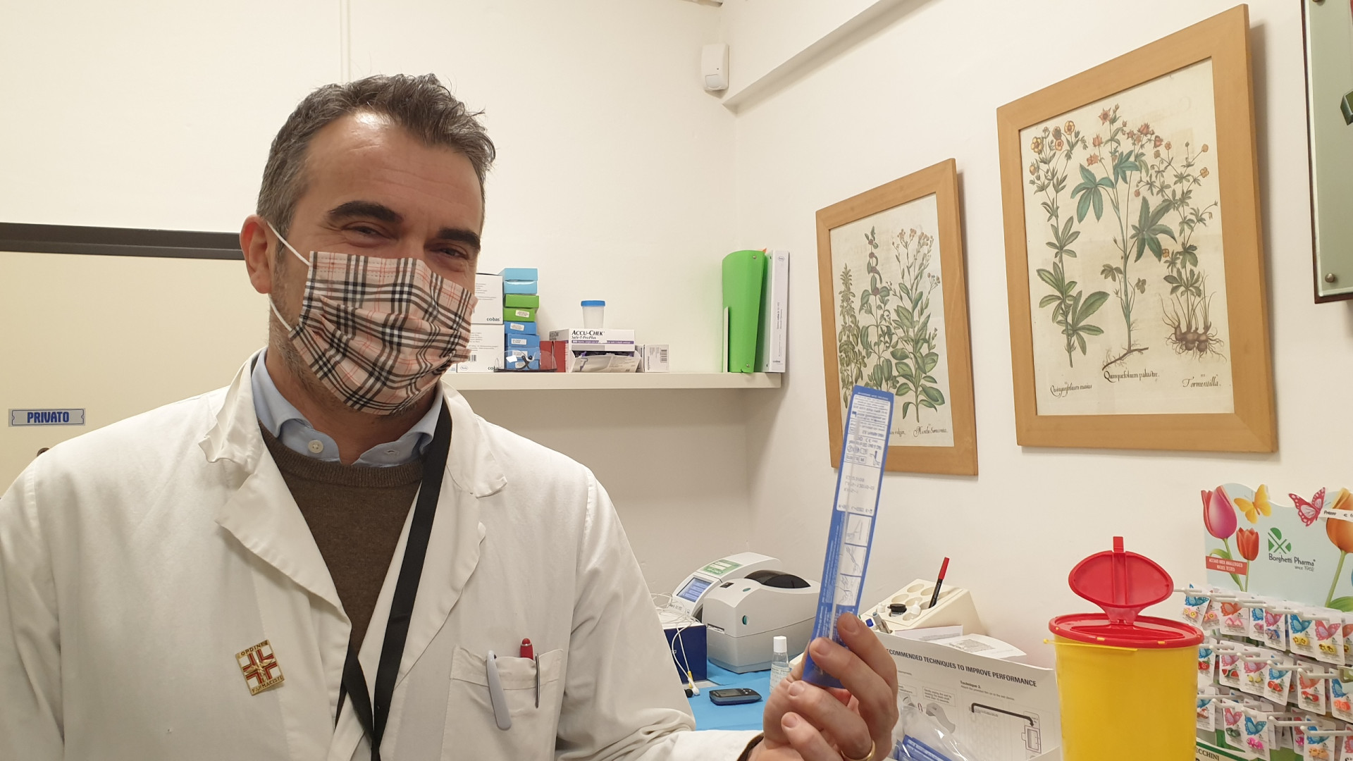 Tamponi rapidi, pioggia di richieste nelle farmacie: "Niente fretta"