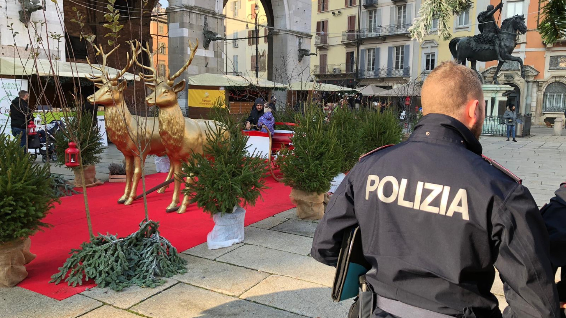 Vergogna in piazza Cavalli: vandalizzato nella notte il villaggio di Natale