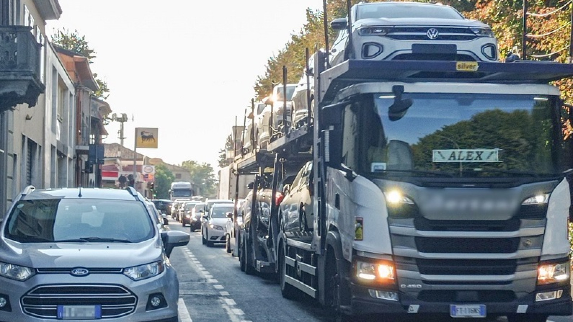 Scuole e logistica, a Castello traffico sempre in tilt: "Decine di auto incolonnate"