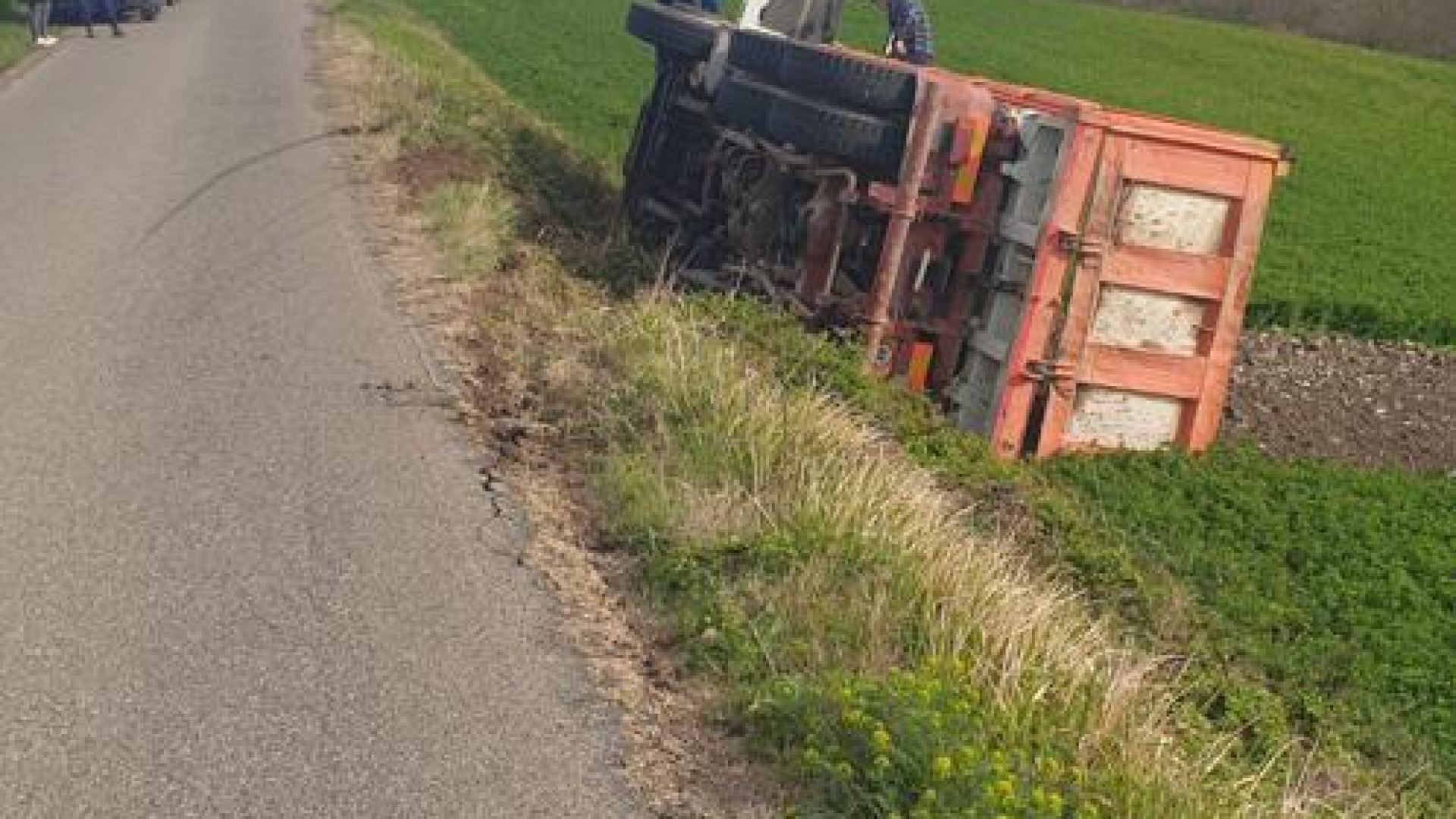 Castell'Arquato, autocarro si ribalta. Grave il conducente, interviene l'elisoccorso