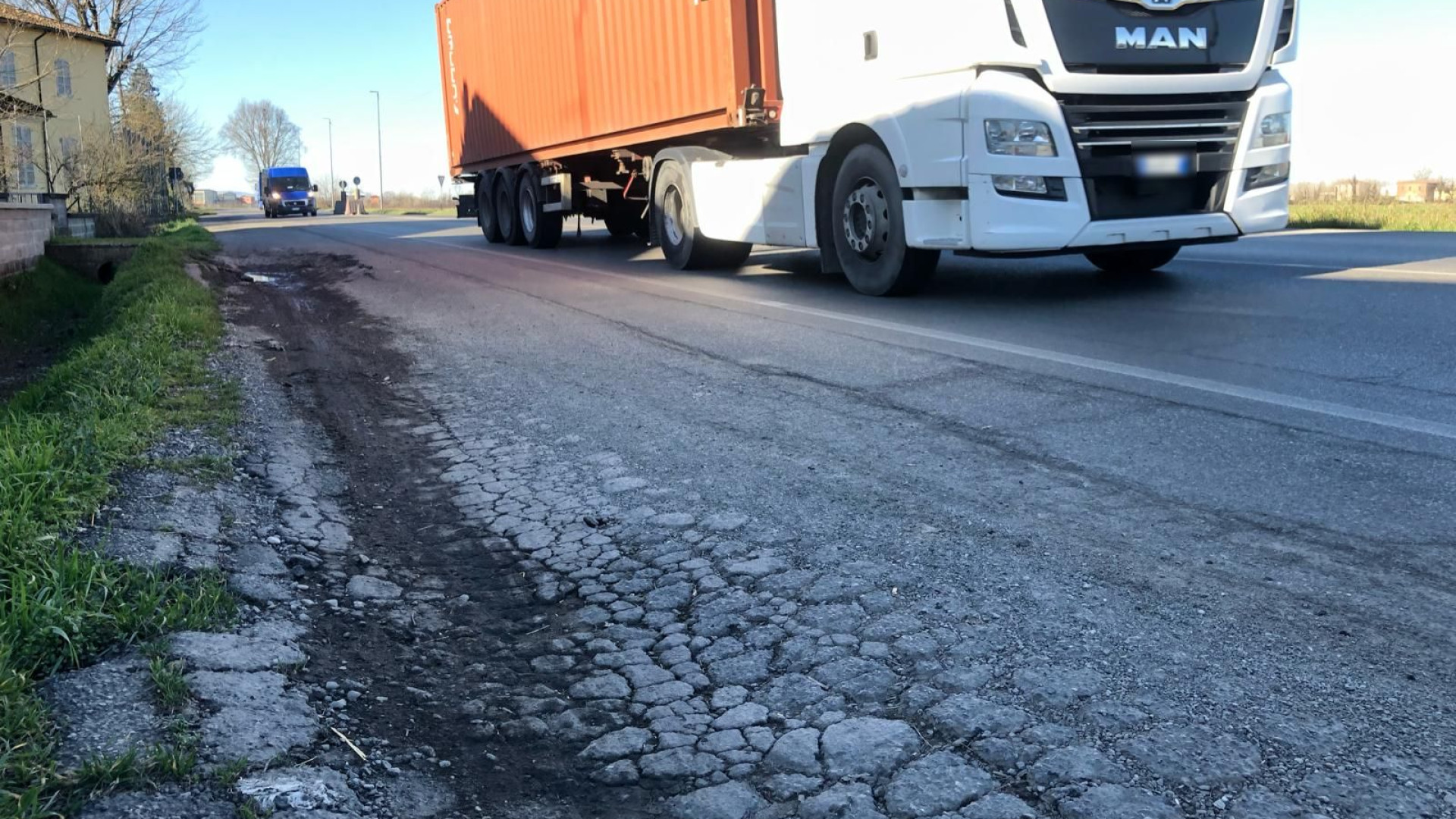 "I camion hanno sfondato l'asfalto stradale". La protesta di Roncaglia
