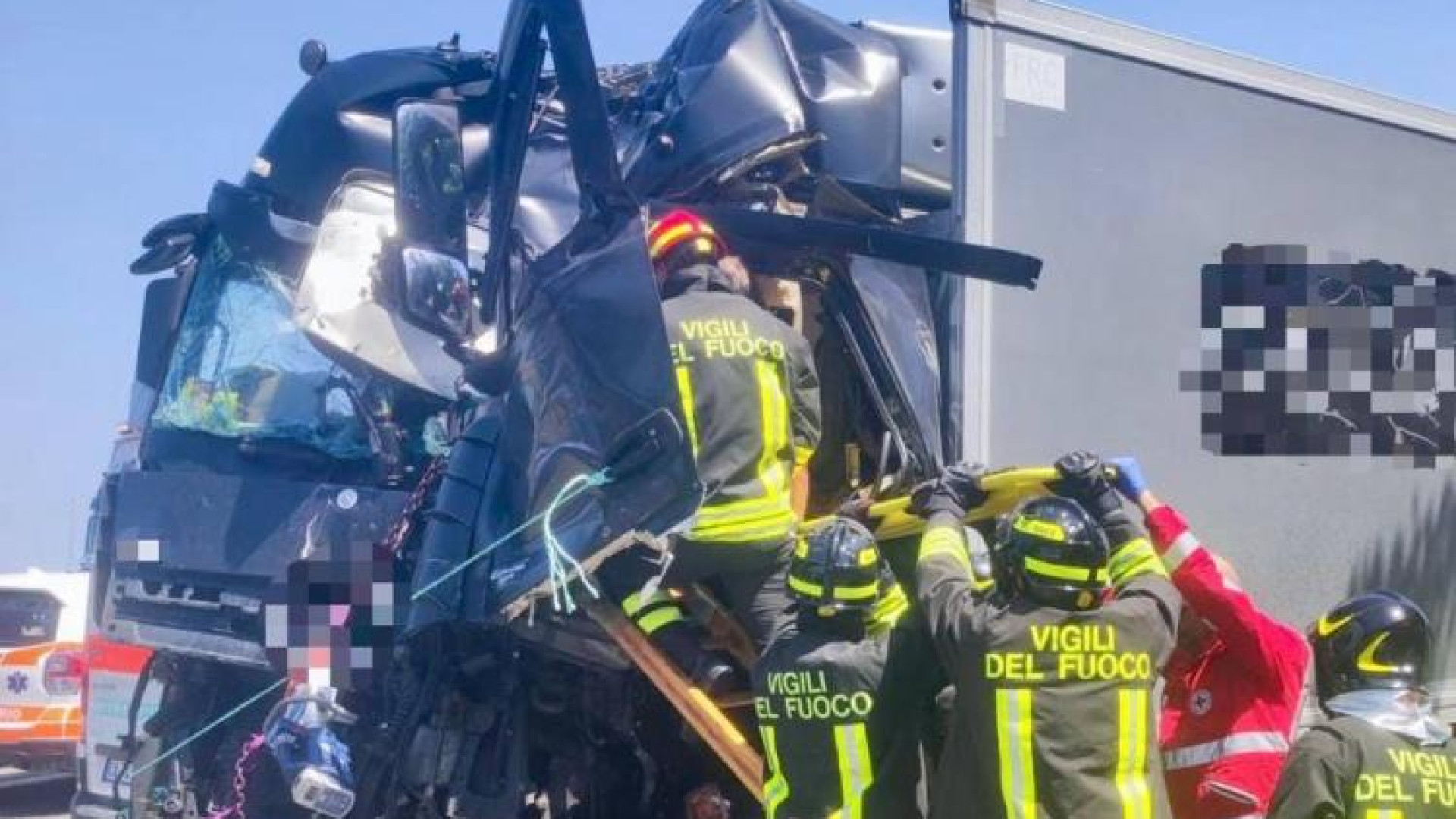 Incidente A21, traffico bloccato verso Piacenza e cavalcavia da demolire