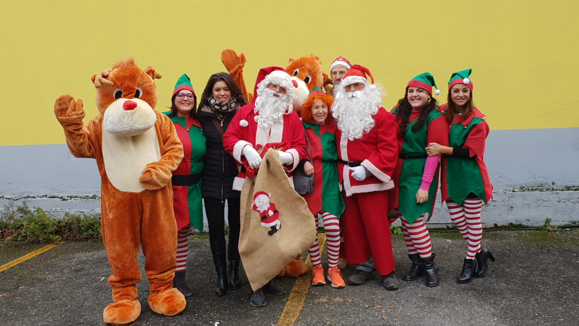 Babbi Natale speciali in visita a 40 famiglie: una canzone per l'iniziativa