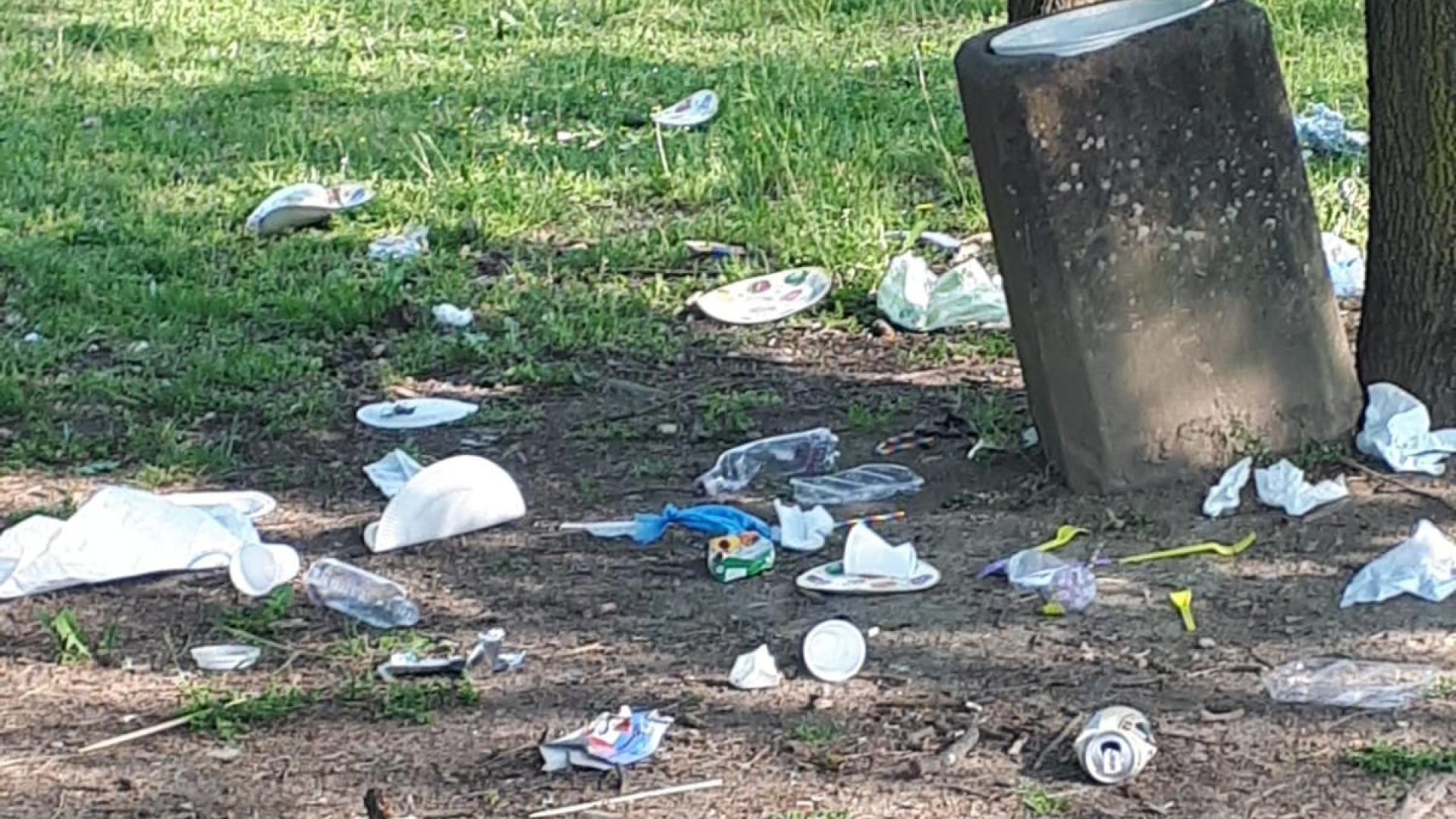Parco Montecucco, i cittadini: "Rifiuti fuoriescono dai cestini, servono i coperchi"