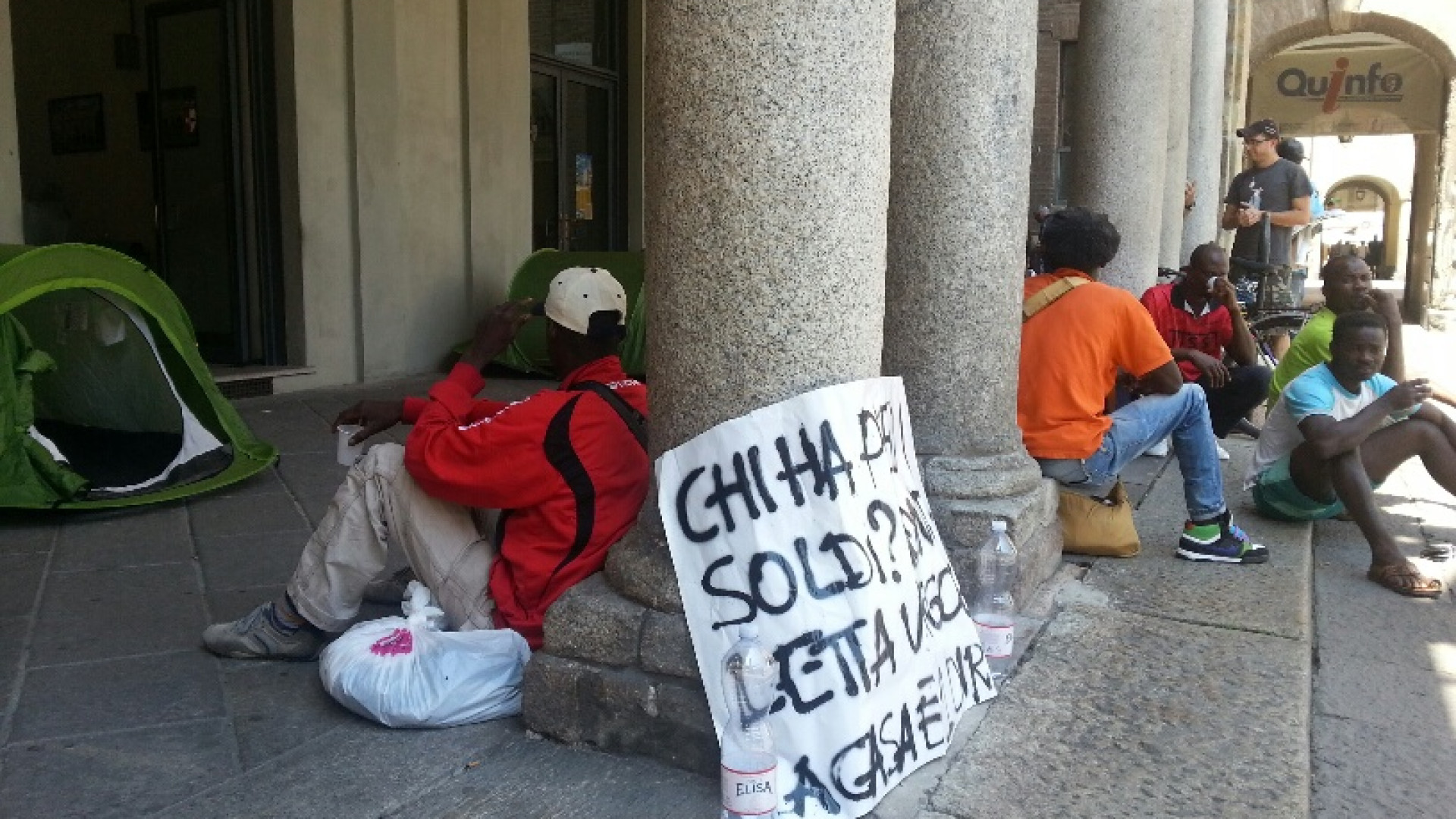 Profughi, ancora caos: "Questa notte dormiamo davanti al Comune"