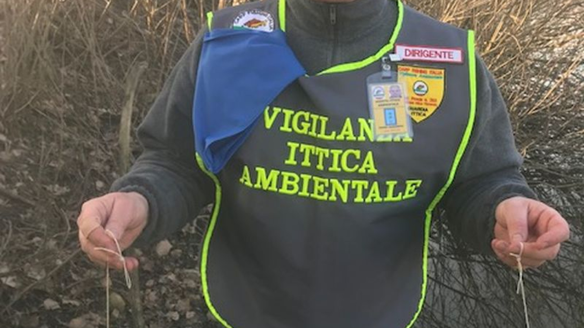 Pescatori di frodo sulle rive del Po: corde e ami illegali a Isola Giarola