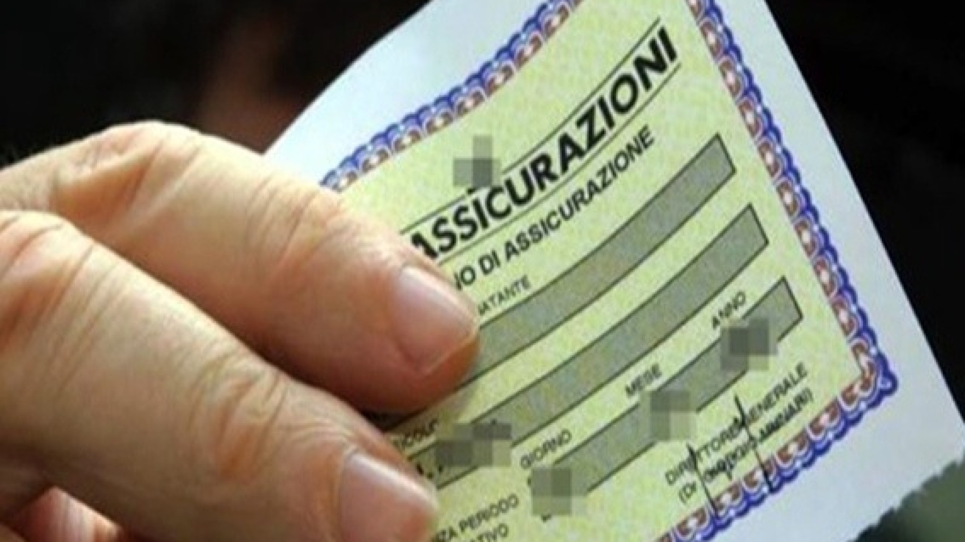 L'assicurazione è un falso quasi perfetto, la polizia municipale non abbocca