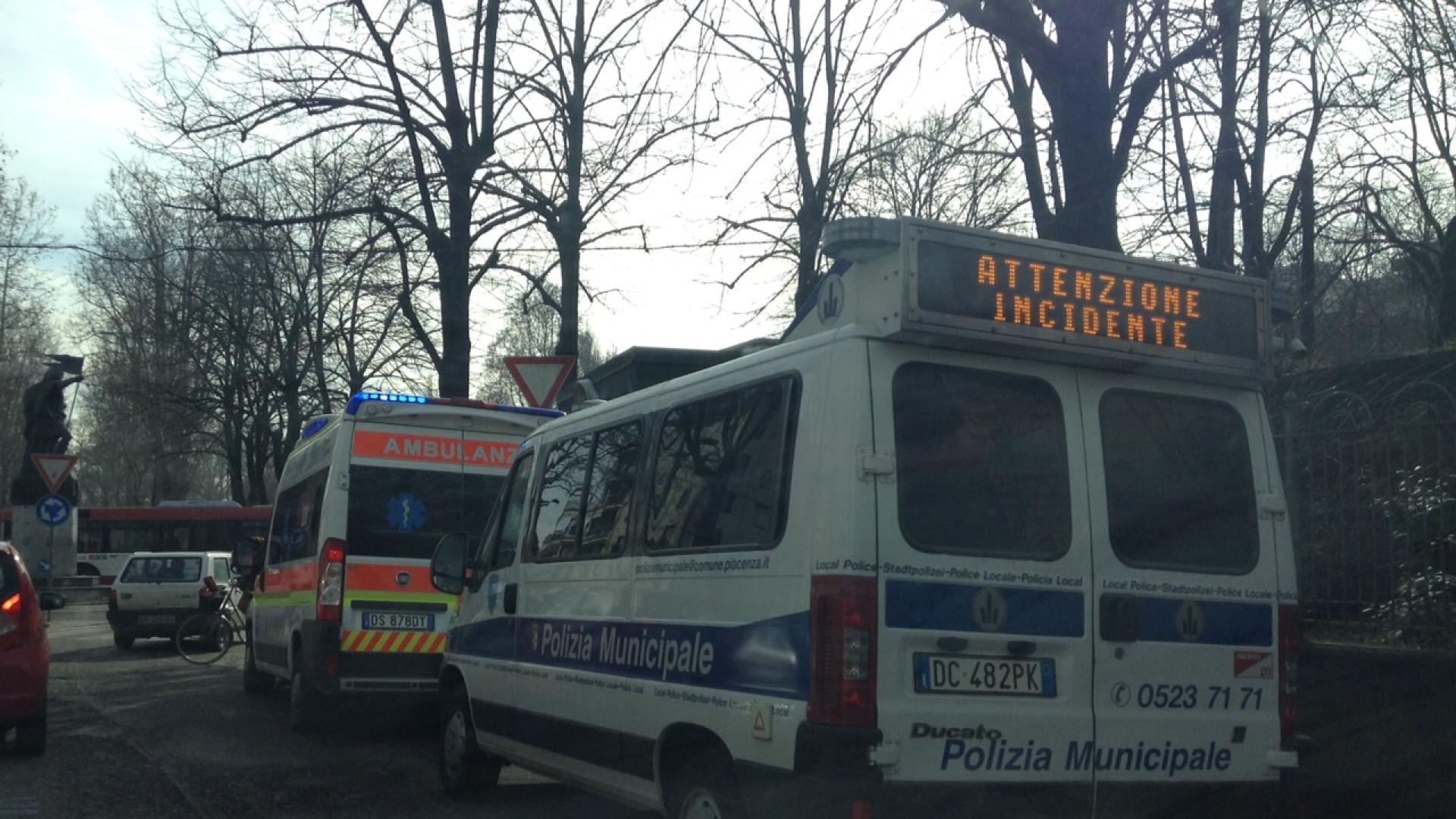 Anziano investito a Piazzale Genova. L'automobilista se ne va, poi ci ripensa