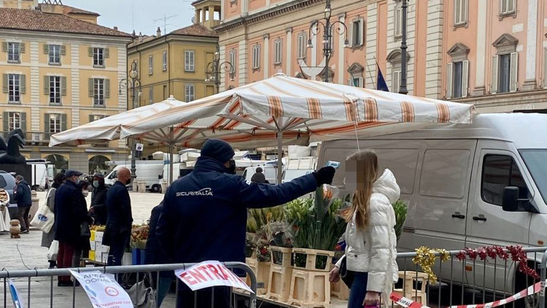 Allerta sempre alta, misurata la temperatura a chi accede al mercato di Piacenza